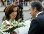 Kronprinsesse Mary får overrakt en buket af Berlins borgmester Klaus Wowereit. - Foto: AP 