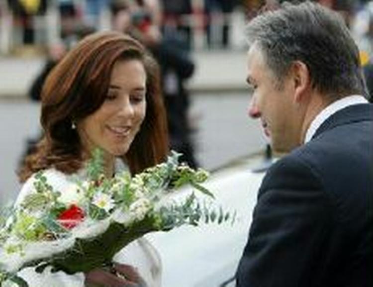 Kronprinsesse Mary får overrakt en buket af Berlins borgmester Klaus Wowereit. - Foto: AP 