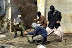 Militante grupper svarede igen med håndvåben og morterer, da amerikansk marineinfanteri indledte angrebet på dem med kampvogne, bombefly og artilleri.   Foto: Bilal Hussein/AP 