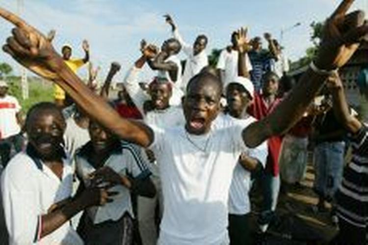 Tilhængere af regeringen frygter, at Frankrig er ude på at vælte præsidenten og råber anti-franske slagord ved en vejspærring i udkanten af Abidjan.   Foto: Schalk van Zuydam 
