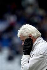 FC Nordsjællands træner, Christian Andersen, havde ikke meget at glæde sig over i kampen mod OB, som blev tabt 7-1. Nu har truppen og klubejer holdt møde uden træneren.   Foto: Lars Skaaning 