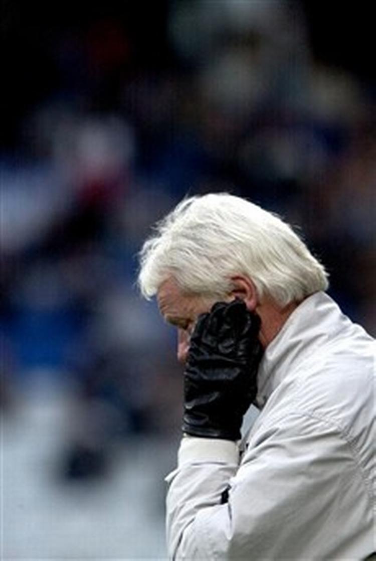 FC Nordsjællands træner, Christian Andersen, havde ikke meget at glæde sig over i kampen mod OB, som blev tabt 7-1. Nu har truppen og klubejer holdt møde uden træneren.   Foto: Lars Skaaning 