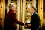 HÆDRET. Dronning Margrethe overrækker Ebbe Muncks Hæderspris til journalist, forfatter m.m. Erling Bjøl.   Foto: Jan Grarup 