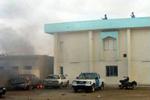 En af de tre politistationer i Baquba, der tidligt i morges blev angrebet af oprørere anført af terroristen al-Zarqawi. - Foto: AP 