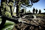 Hvis soldater eller andre ansatte i forsvaret føler sig dårligt behandlet, skal de kunne klage til en ombudsmand, mener de radikale. Soldaterne her er på øvelse i Borris ved Skjern.   Arkivfoto: Martin Lehmann 