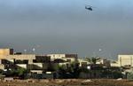 En amerikanske kamphelikopter flyver over Fallujah. Byen er målet for de mest voldsomme kamphandlinger siden Bush erklærede krigshandlingerne for afsluttet. - Foto: AP 