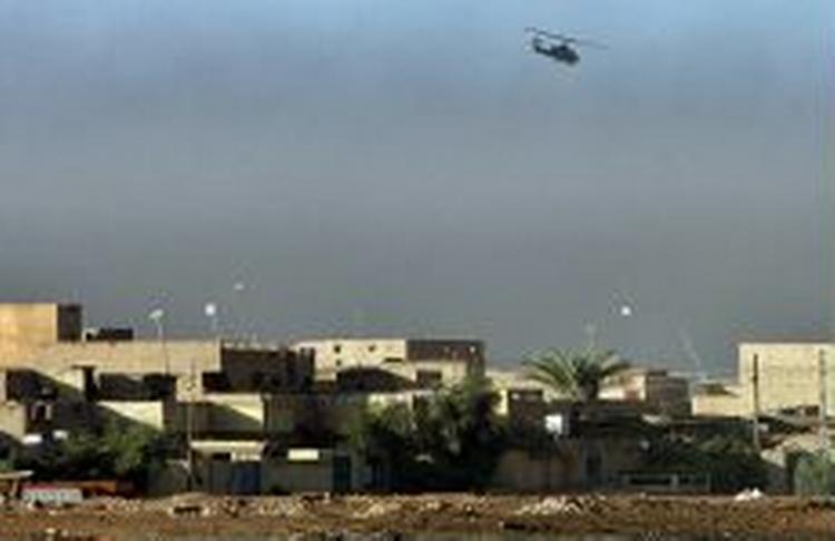 En amerikanske kamphelikopter flyver over Fallujah. Byen er målet for de mest voldsomme kamphandlinger siden Bush erklærede krigshandlingerne for afsluttet. - Foto: AP 