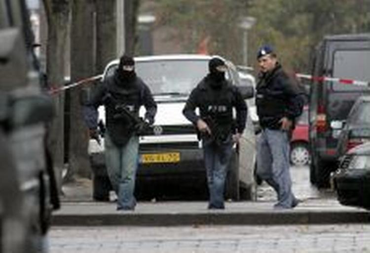 Svært bevæbnet politi i området omkring den belejrede bygning i Haag. - Foto: AP 