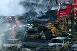 Brandmandskabet er langt fra færdig med oprydningen i området. - Foto: Lars Skaaning 