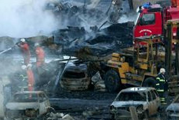 Brandmandskabet er langt fra færdig med oprydningen i området. - Foto: Lars Skaaning 