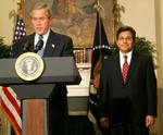 George W. Bush præsenterer sin nye justitsminister Alberto Gonzales i Det Hvide Hus. - Foto: AP 