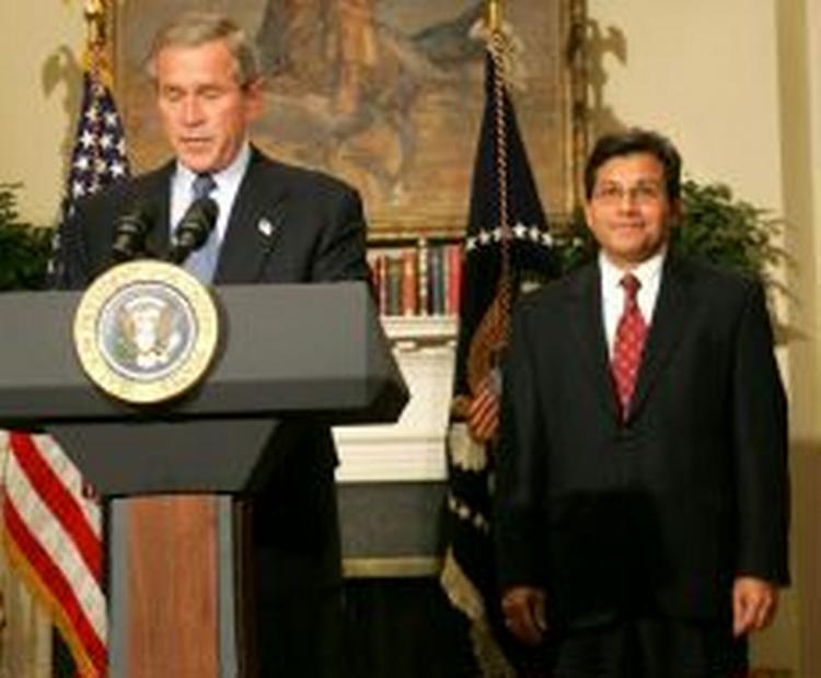 George W. Bush præsenterer sin nye justitsminister Alberto Gonzales i Det Hvide Hus. - Foto: AP 