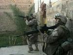 Amerikanske soldater rykkker frem fra hus til hus i Fallujah. - Foto: AP 