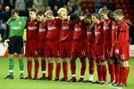 Den afdøde Liverpool-kaptajn Emlyn Hughes mindes af Liverpool-spillerne før kampen mod Middlesbrough. - Foto: AP 