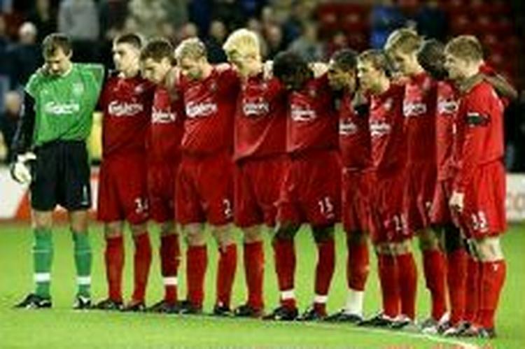Den afdøde Liverpool-kaptajn Emlyn Hughes mindes af Liverpool-spillerne før kampen mod Middlesbrough. - Foto: AP 