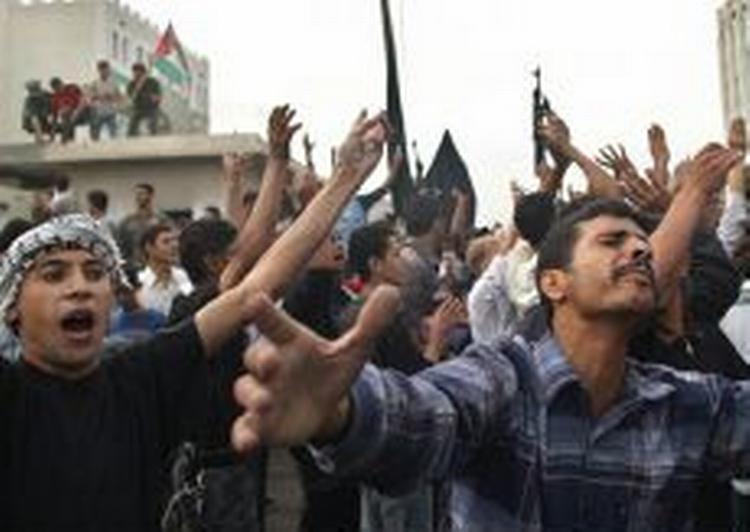 Også her i flygtningelejren Khan Younis har der hele morgenen været sørgedemonstrationer til ære for den afdøde palæstinenserleder. - Foto: AP 