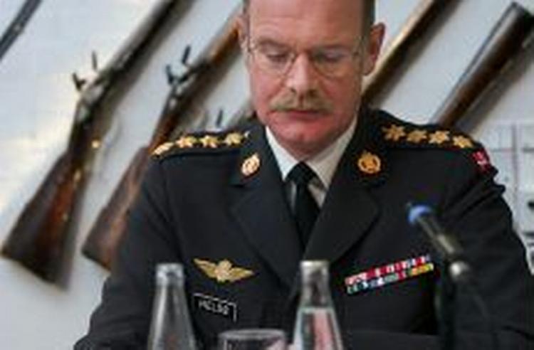 Forsvarschef Hans Jesper Helsø får kamp til stregen. - Foto: Finn Frandsen 