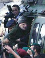 Yassir Arafat hjælpes 29. oktober om bord på en helikopter i Ramallah til det, der blev hans sidste rejse. - Foto: AP 