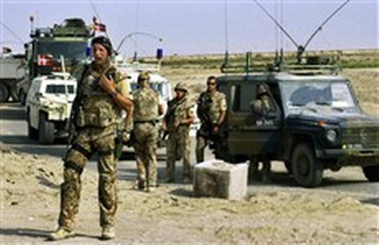 For tre uger siden blev danske soldater i Irak for første gang såret af de farlige vejbomber, som oprørerne bruger til angreb på koalitionen. To soldater fik mindre skrammer og en blev mere alvorligt såret af to bomber.   F 