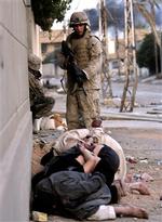 Amerikanske marinesoldater fra den 5. Division bevogter tilfangetagne irakiske mænd i en bydel tæt på centrum i Fallujah.   Foto: Anja Niedringhaus/AP 