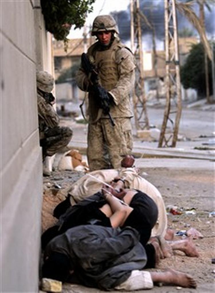 Amerikanske marinesoldater fra den 5. Division bevogter tilfangetagne irakiske mænd i en bydel tæt på centrum i Fallujah.   Foto: Anja Niedringhaus/AP 