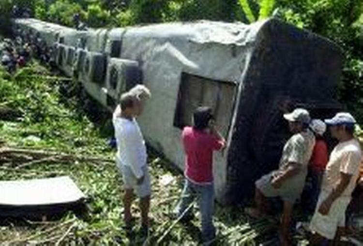 Togulykken skete nær byen Padre Burgos, 165 kilometer fra hovedstaden Manila i Fillippinerne. - Foto: AP 