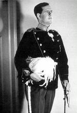 GENERAL. Klaus Rifbjerg som statist under optagelsen af  Anastasia  med Ingrid Bergman i hovedrollen, til et honorar af 75 kroner. Foto fra bogen. 