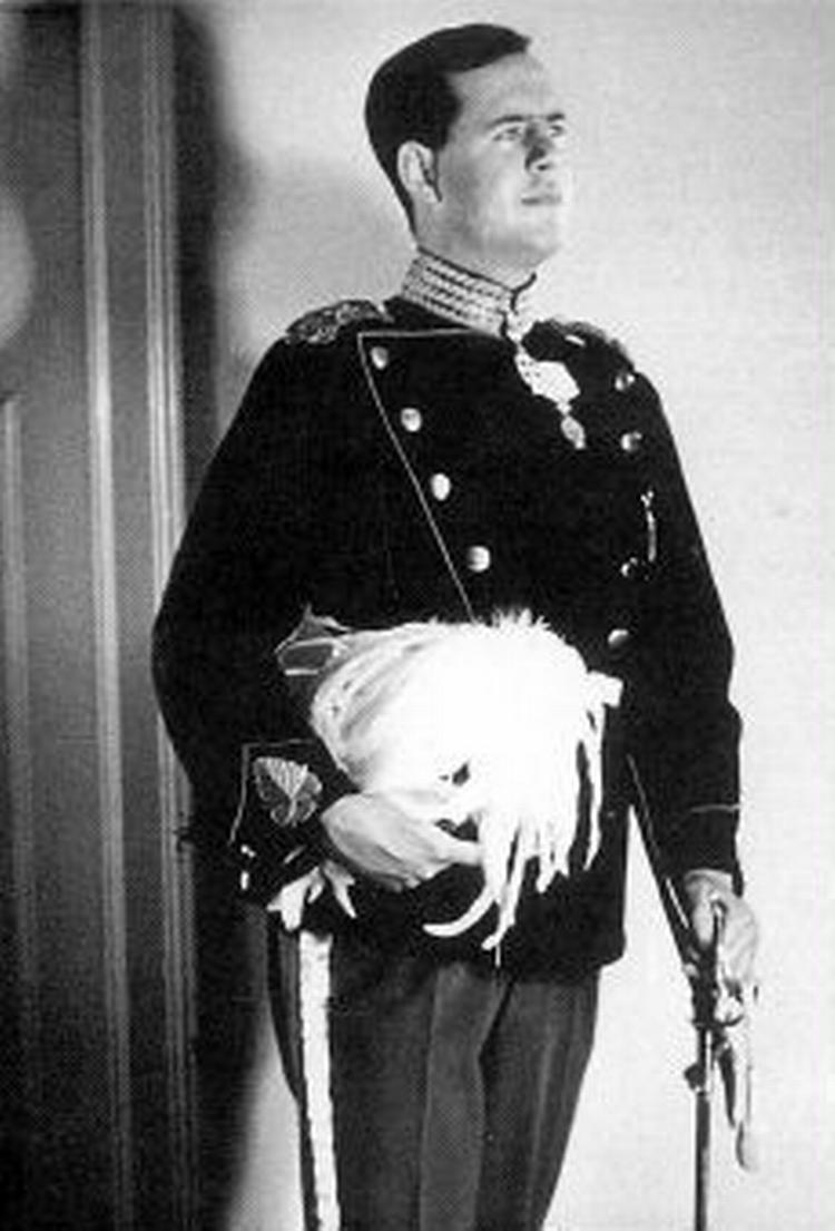 GENERAL. Klaus Rifbjerg som statist under optagelsen af  Anastasia  med Ingrid Bergman i hovedrollen, til et honorar af 75 kroner. Foto fra bogen. 