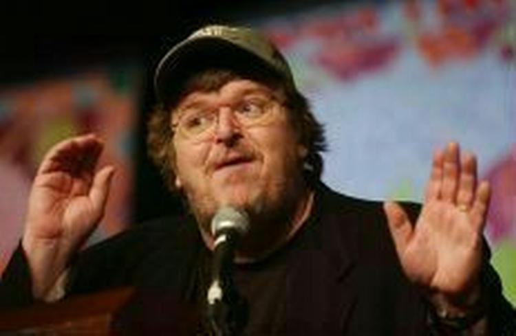 Michael Moore fortsætter i 'Fahrenheit 9/11 and 1/2' jagten på Bush-administrationen. - Foto: AP 
