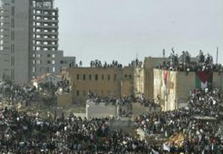 Titusinder har omringet gravstedet i Ramallah. - Foto: AP 