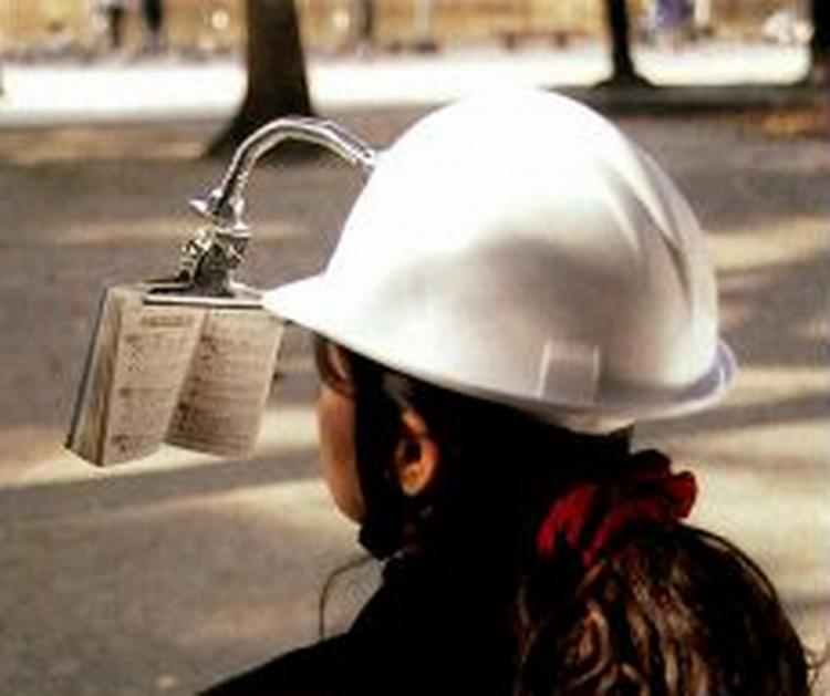 CHINDOGU. Hvor praktisk! En hjelm, der kan beskytte én mod ovenfra kommende objekter, mens man læser. - Foto fra '99 More Uneuseless Japanese Inventions': Kenji Kawakami 