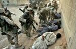 Amerikanske styrker med tilfangetagne oprørere i Fallujah. - Foto: AP 