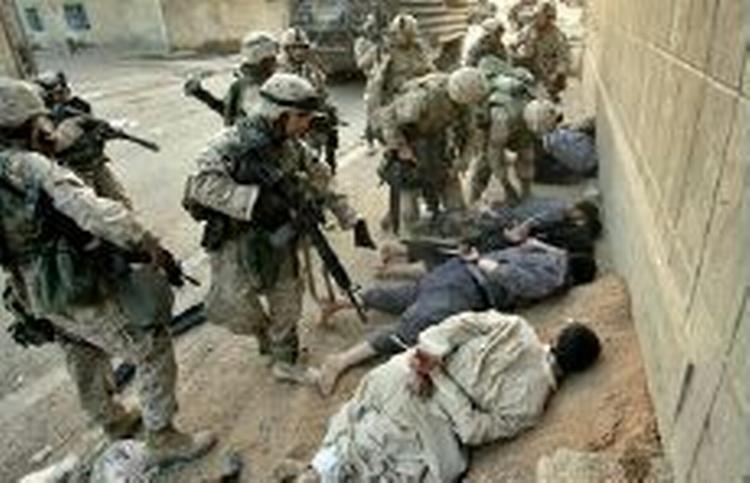 Amerikanske styrker med tilfangetagne oprørere i Fallujah. - Foto: AP 