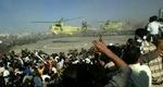 Tusinder stormede pladsen, før helikoptrene fra det jordanske luftvåben landede i Ramallah. - Foto: AP 