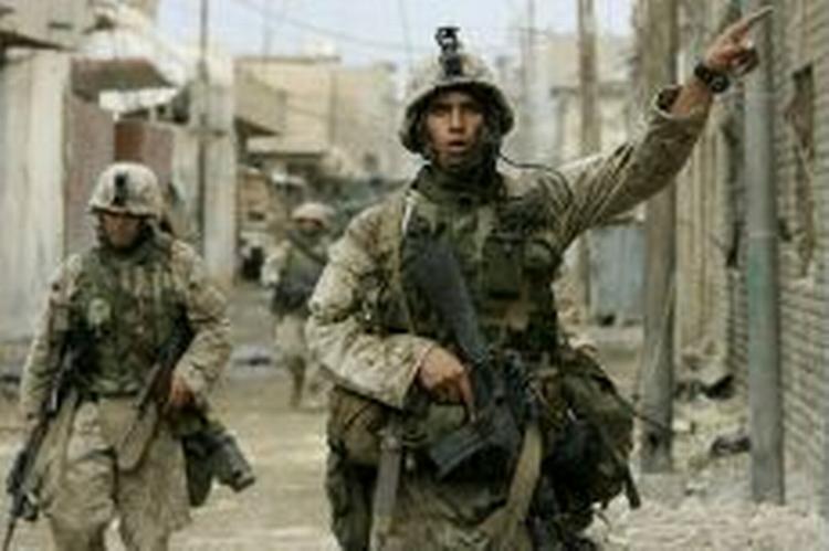 Amerikanske soldater i Fallujah. USA regner med at hele Fallujah er indtaget i løbet af få dage. - Foto: AP 