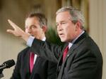 Den amerikanske præsident Bush sagde ved pressemødet i Washington, at hans gæst, den britiske premierminister Blair (tv) er 'en stor statsmand og en god ven'. - Foto: AP 