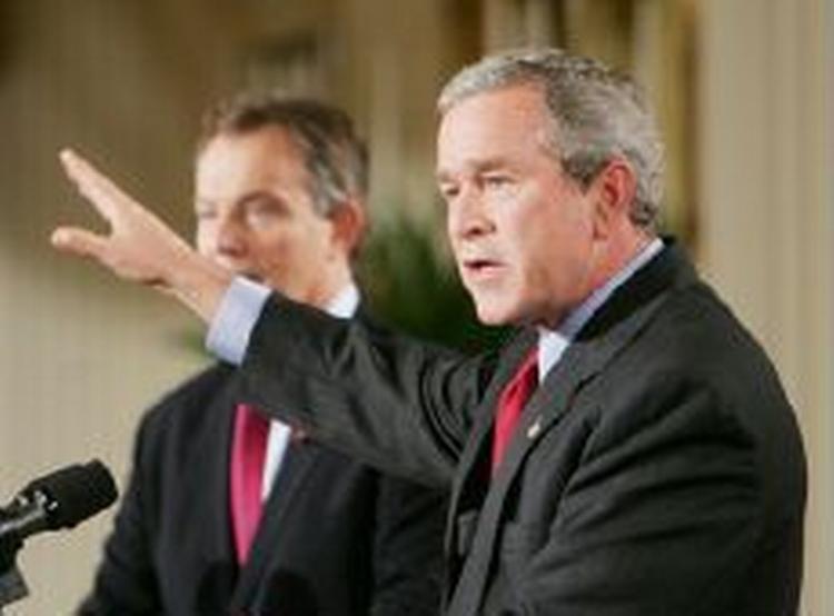 Den amerikanske præsident Bush sagde ved pressemødet i Washington, at hans gæst, den britiske premierminister Blair (tv) er 'en stor statsmand og en god ven'. - Foto: AP 