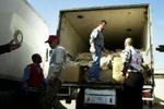 Nødhjælpsorganisationen Irakisk Røde Halvmåne er nu endelig ankommet til Fallujah. Dette billede er fra Bagdad, hvor lastbilerne bliver fyldt med nødhjælp. - Foto: AP 