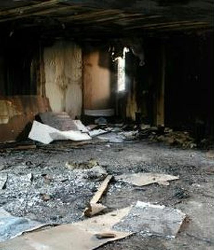 Den lille træmoske var stort set brændt ned, da ilden blev slukket. - Foto: AP 