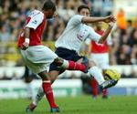 Tottenhams Michael Brown i kamp med Arsenals stjerne Ashley Cole. .- Foto: AP 
