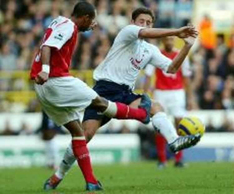 Tottenhams Michael Brown i kamp med Arsenals stjerne Ashley Cole. .- Foto: AP 