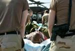 Sårede amerikanske soldater fra kampene i Fallujah bringes om bord på et fly i Bagdads lufthavn med kurs mod et militærhospital i Tyskland. - Foto: AP 