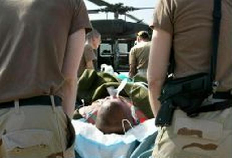 Sårede amerikanske soldater fra kampene i Fallujah bringes om bord på et fly i Bagdads lufthavn med kurs mod et militærhospital i Tyskland. - Foto: AP 