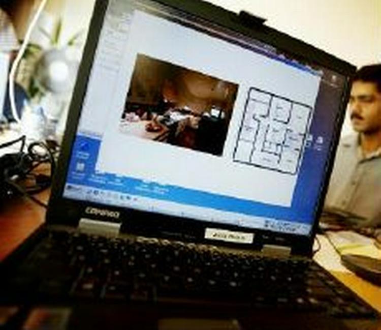 En fjerdedel af de adspurgte arbejdsgivere synes, at de ansatte bruger for meget tid på nettet. - Arkivfoto: Jan Grarup 