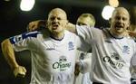 En tilfreds Gravesen fejrer scoringen med holdkammeraterne. - Foto: AP 