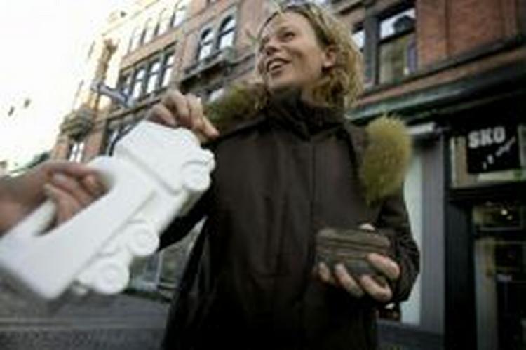 Rikke Pedersen giver her et bidrag til en af de 11.500 frivillige. - Foto: Jens Dresling 
