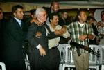 En chokeret Abbas hives væk i tumulterne efter angrebet. - Foto: AP 