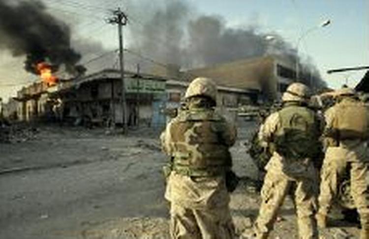 Amerikanske marinesoldater på patrulje i den vestlige del af Fallujah. - Foto: AP 