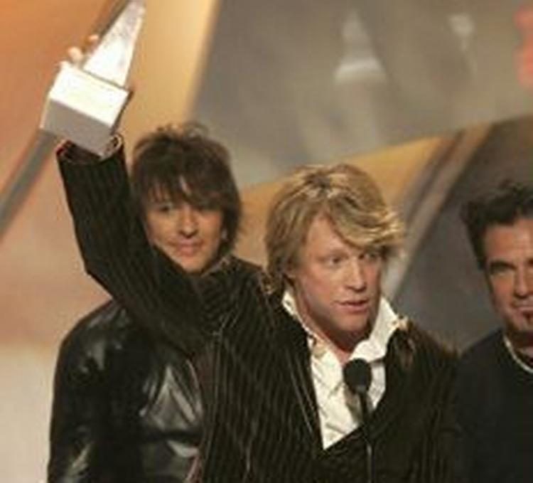 Jon Bon Jovi modtager den særlige hæderspris ved årets uddeling af American Music Awards. - Foto: AP 