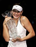 Maria Sjarapova med WTA-trofæet. Foto: AP 